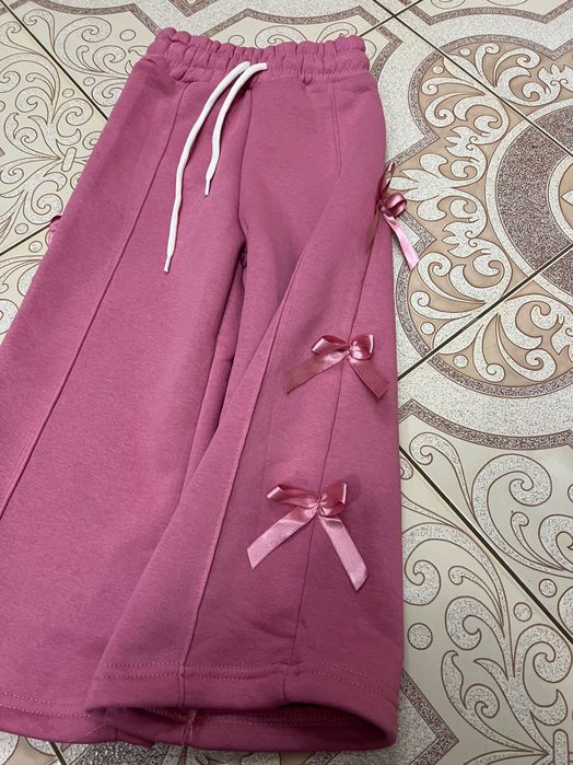 Яскравий костюм на дівчинку