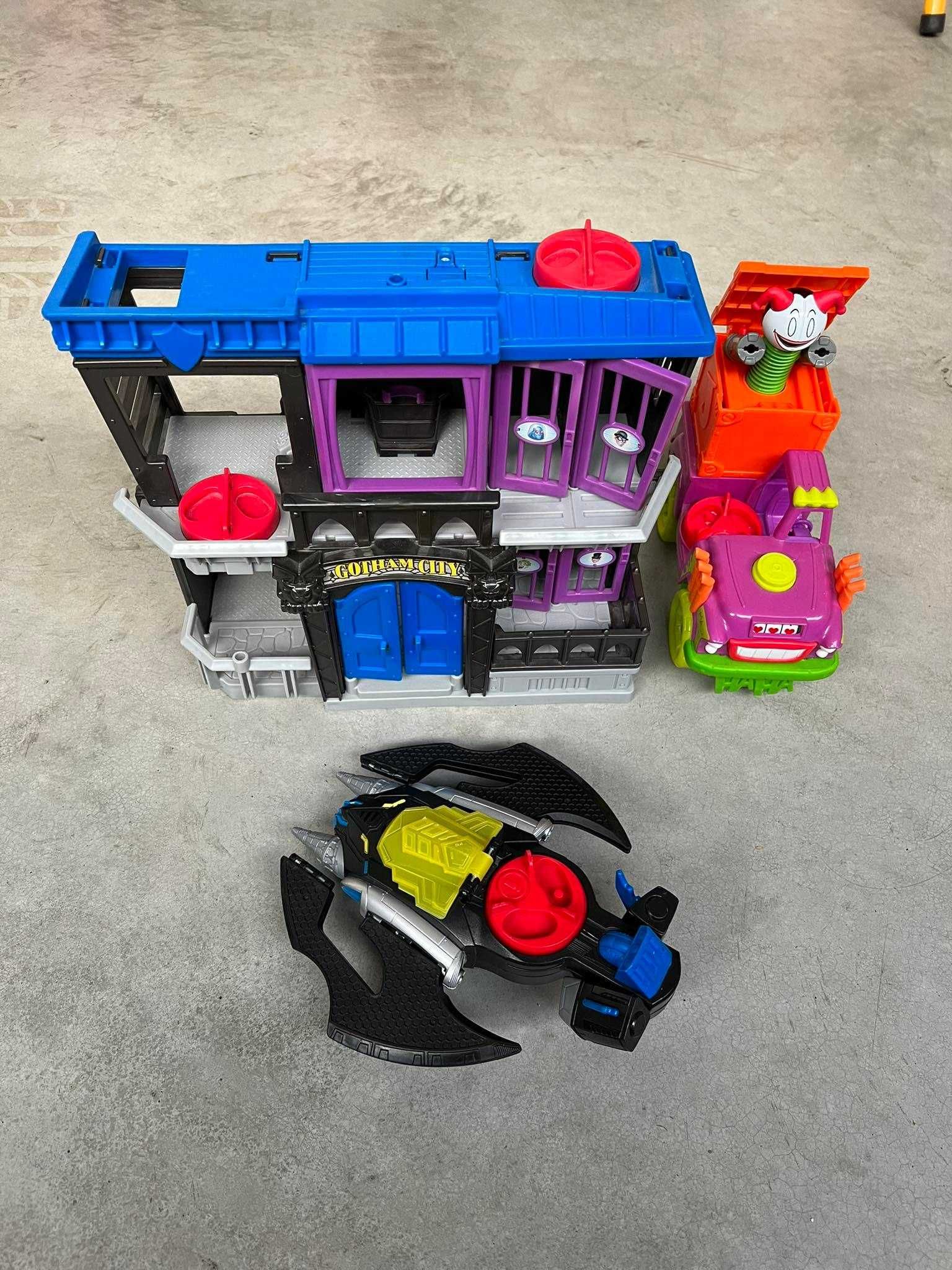 Zestaw zabawek Batman Gotham City DC Comics + pojazdy Joker