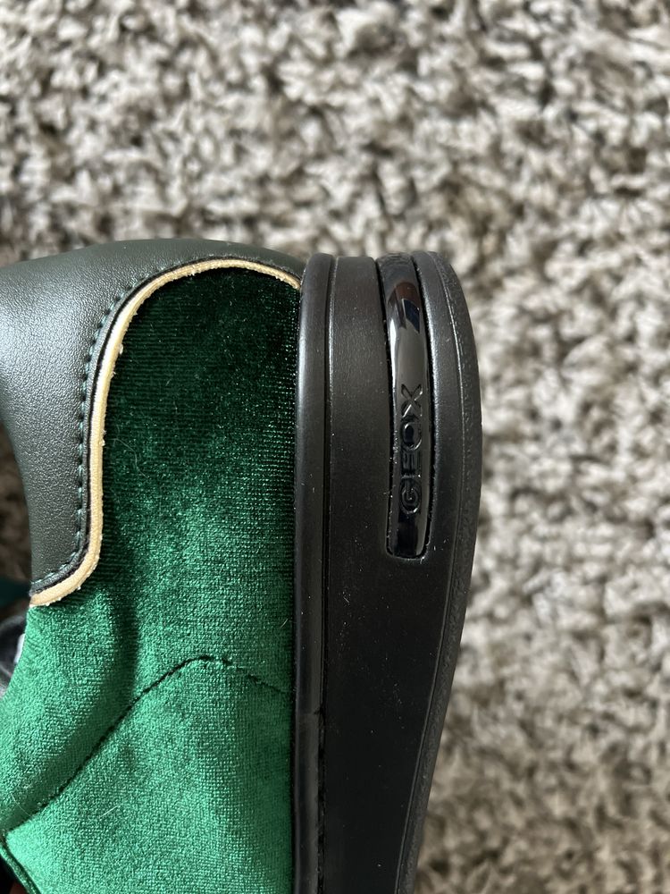 Sapatilha de Veludo com Tachas