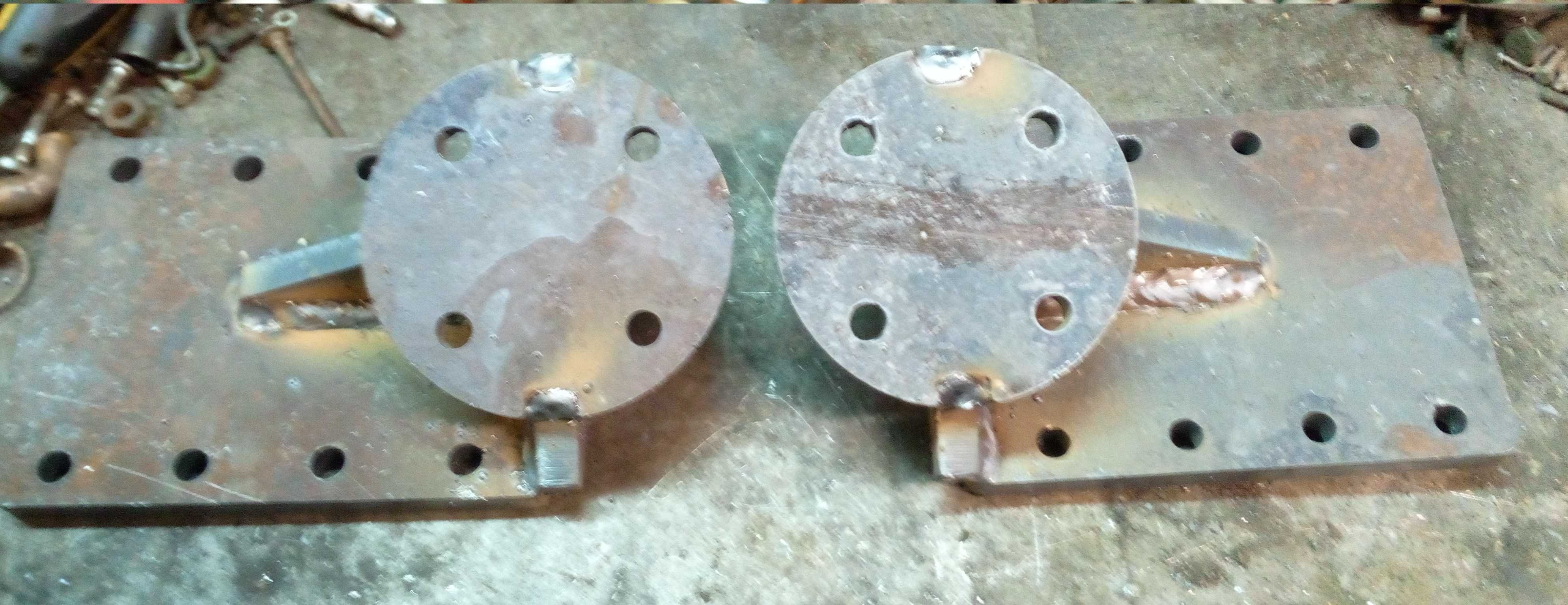 Uchwyt błotnika JOHN DEERE R124670 Lewy R124671 Prawy Podstawa uchwytu