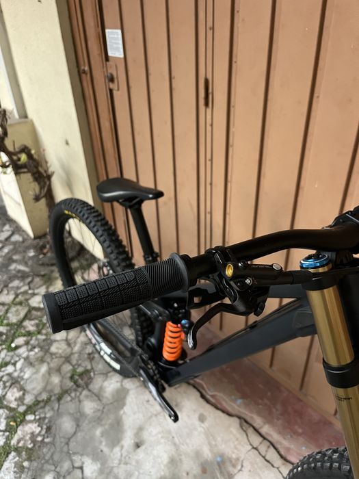 Bicicleta Downhill Raaw Yalla V1 2025