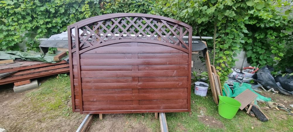 Płot lamelowy drewniany łuk i wklesły