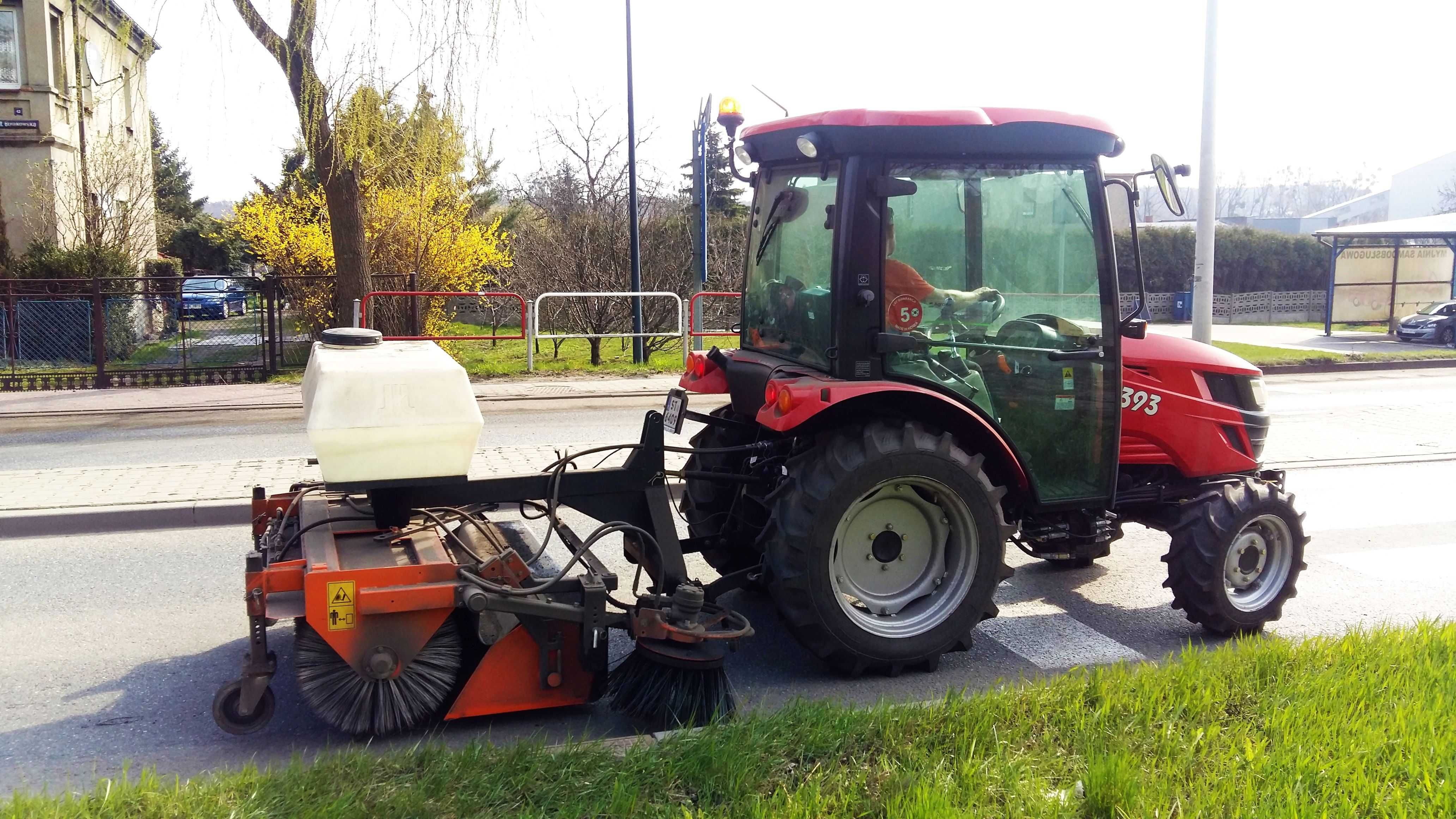 Wypożycz wynajmij ciągnik traktor zamiatarkę pozimowe zamiatanie dróg