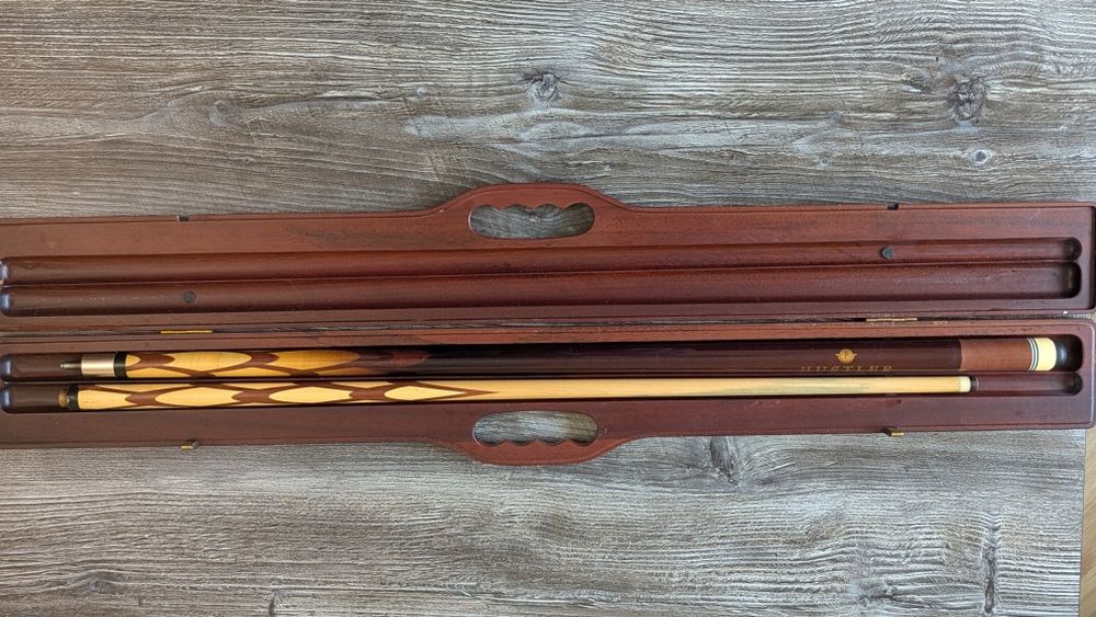 Професійний кий для біл'ярду Hustler в чохлі з червоного дерева