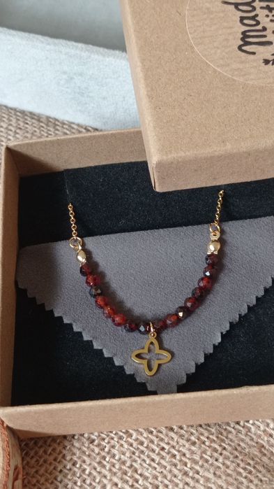 Naszyjnik, choker z kamienia z zawieszką koniczyną marokańską, prezent