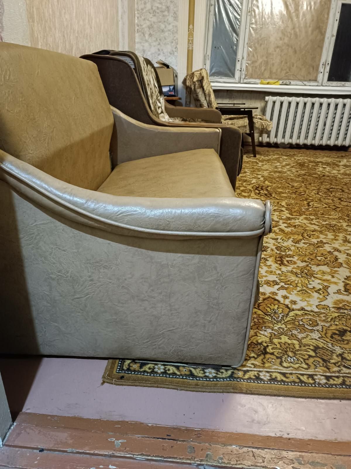 Продаю  раскладной диван б /у    600  гр.г.николаев.
