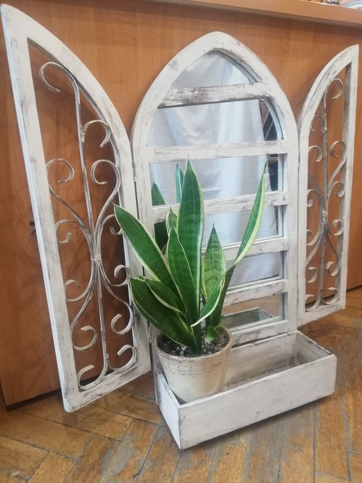 Lustro ścienne z okiennicami