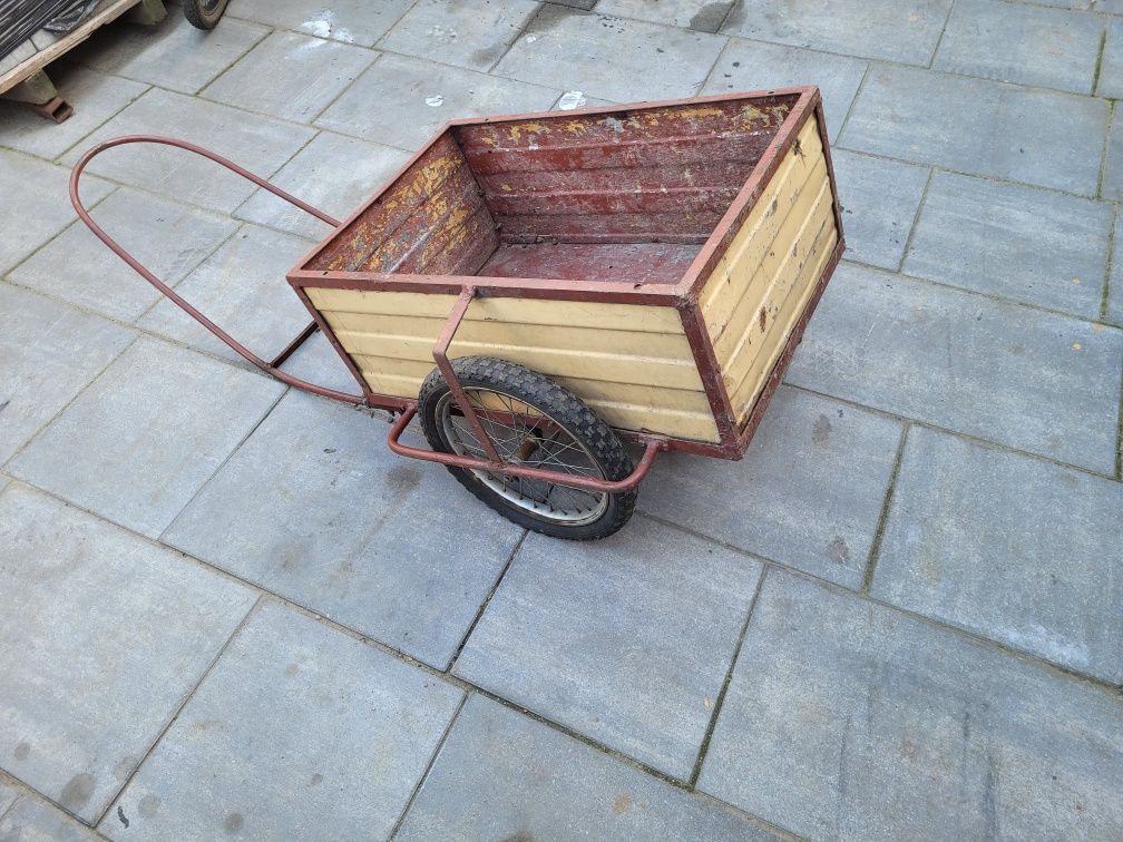 Wózek ręczny do przewożenia rzeczy na działkę do roweru