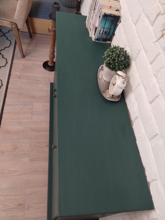 Zielona drewniana komoda