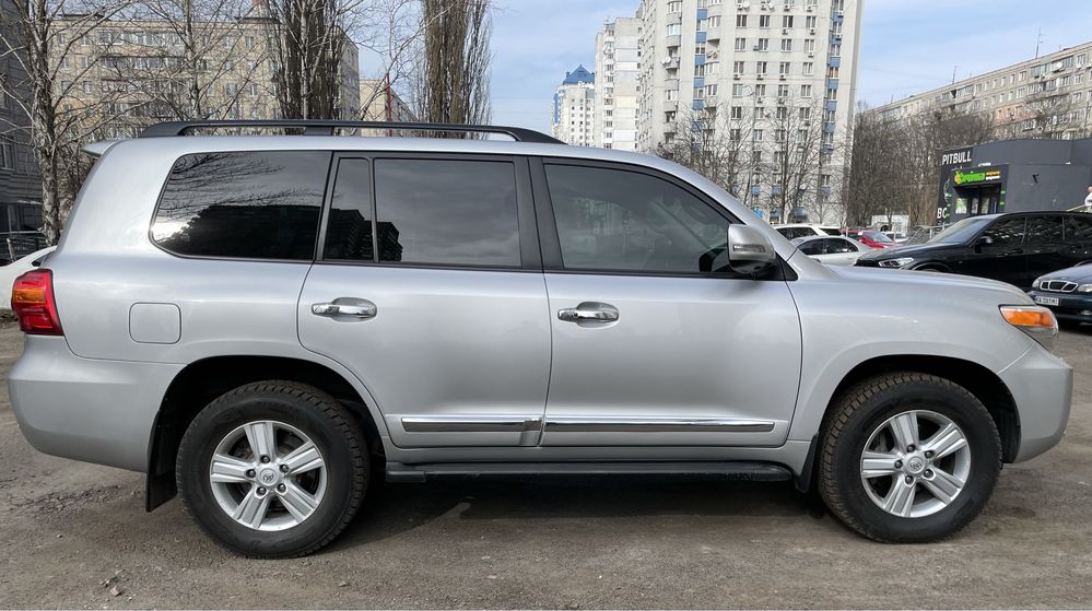 Продам автомобіль Toyota Land Cruiser 200 2013 року