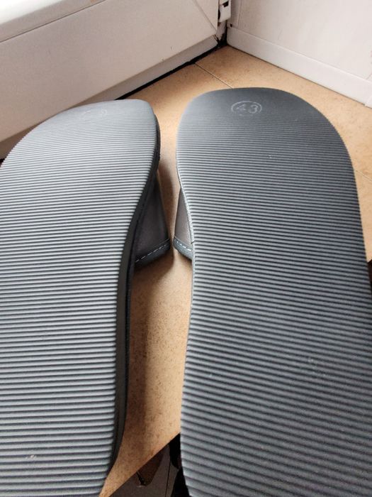 Nowe ciepłe kapcie męskie 43