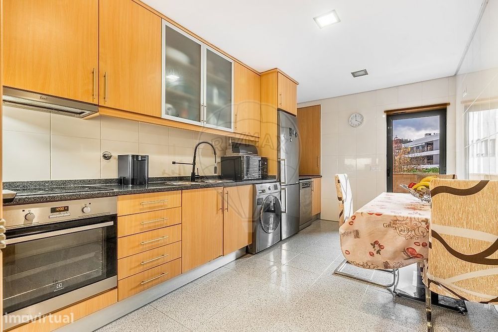 Apartamento t3 com 3 Varandas e Vistas Desafogadas