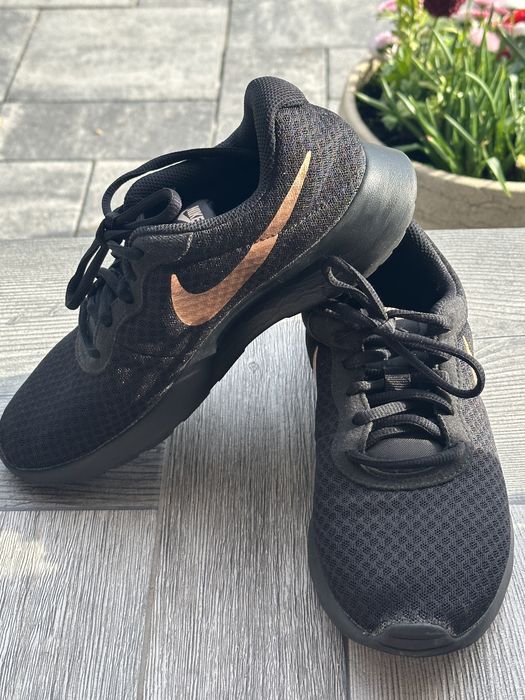 Продаю Nike tanjun