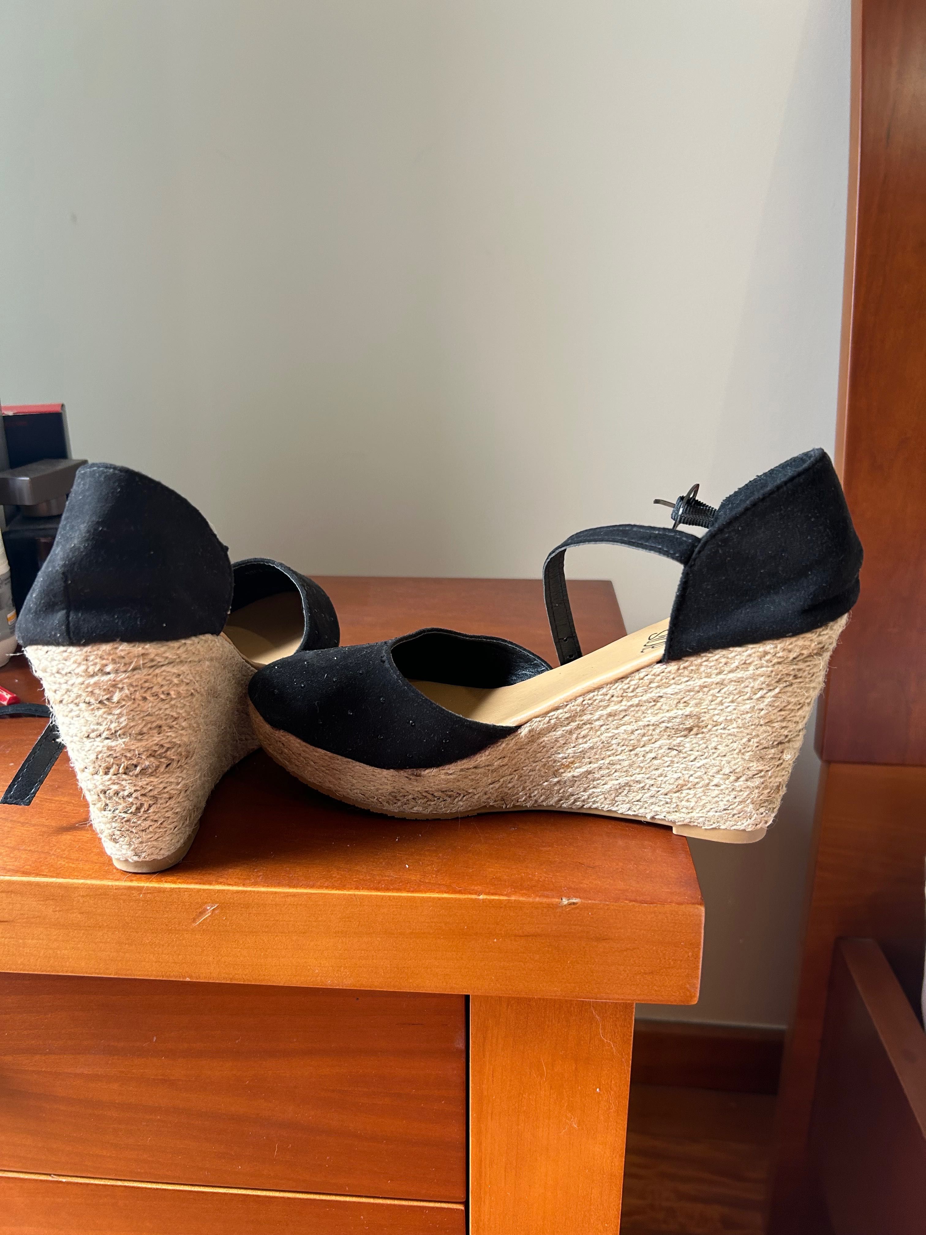 Sapatos com cunha praticamente novos,