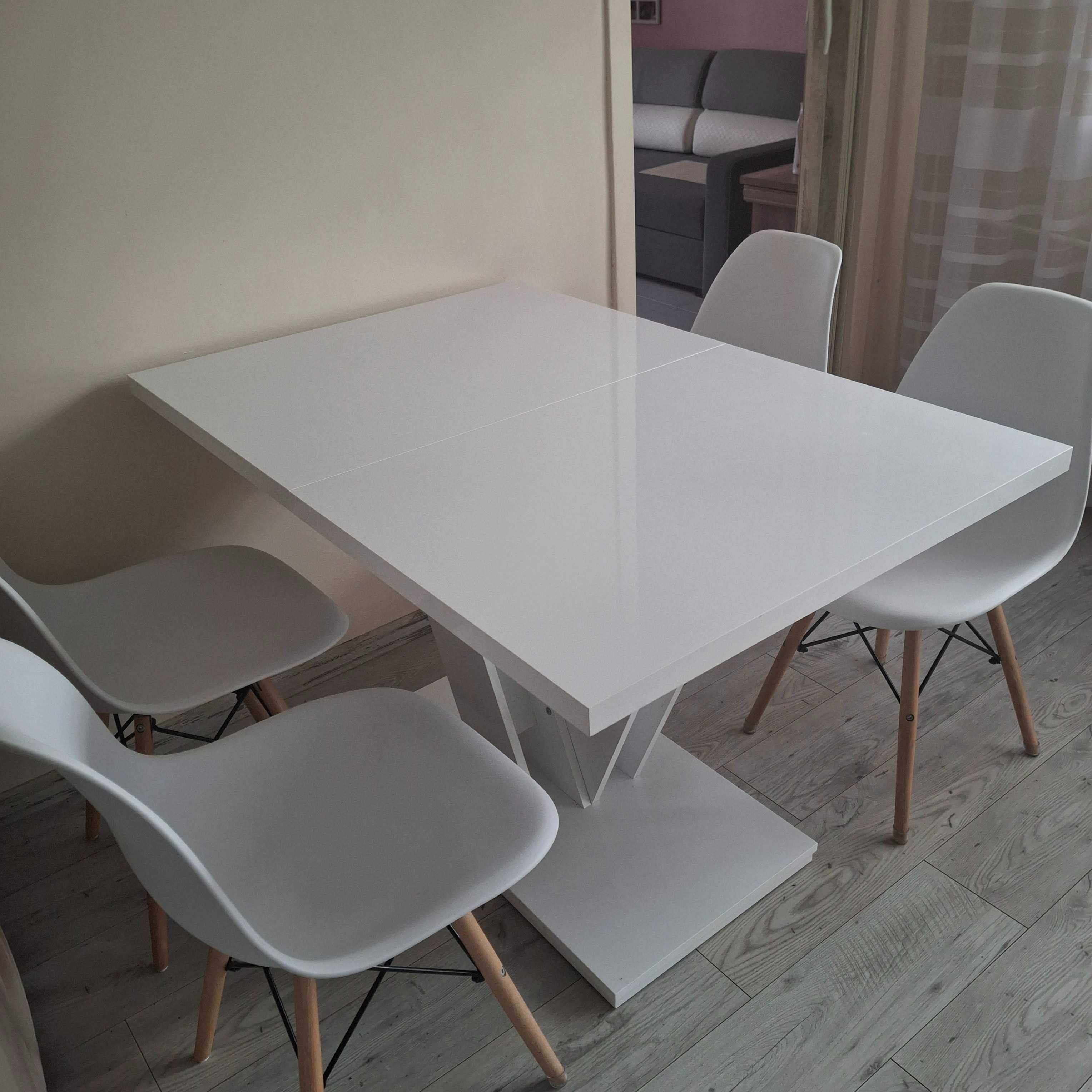 Rozkładany stół z czterema krzesłami fińskimi