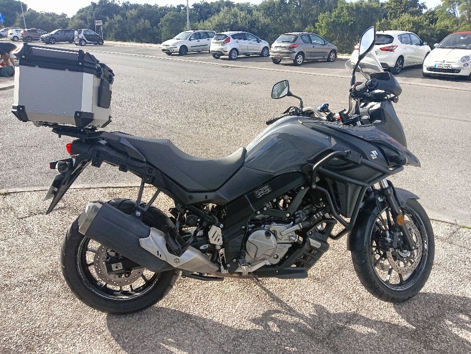 Suzuki V-Strom 650 de 2020, com 5600km.