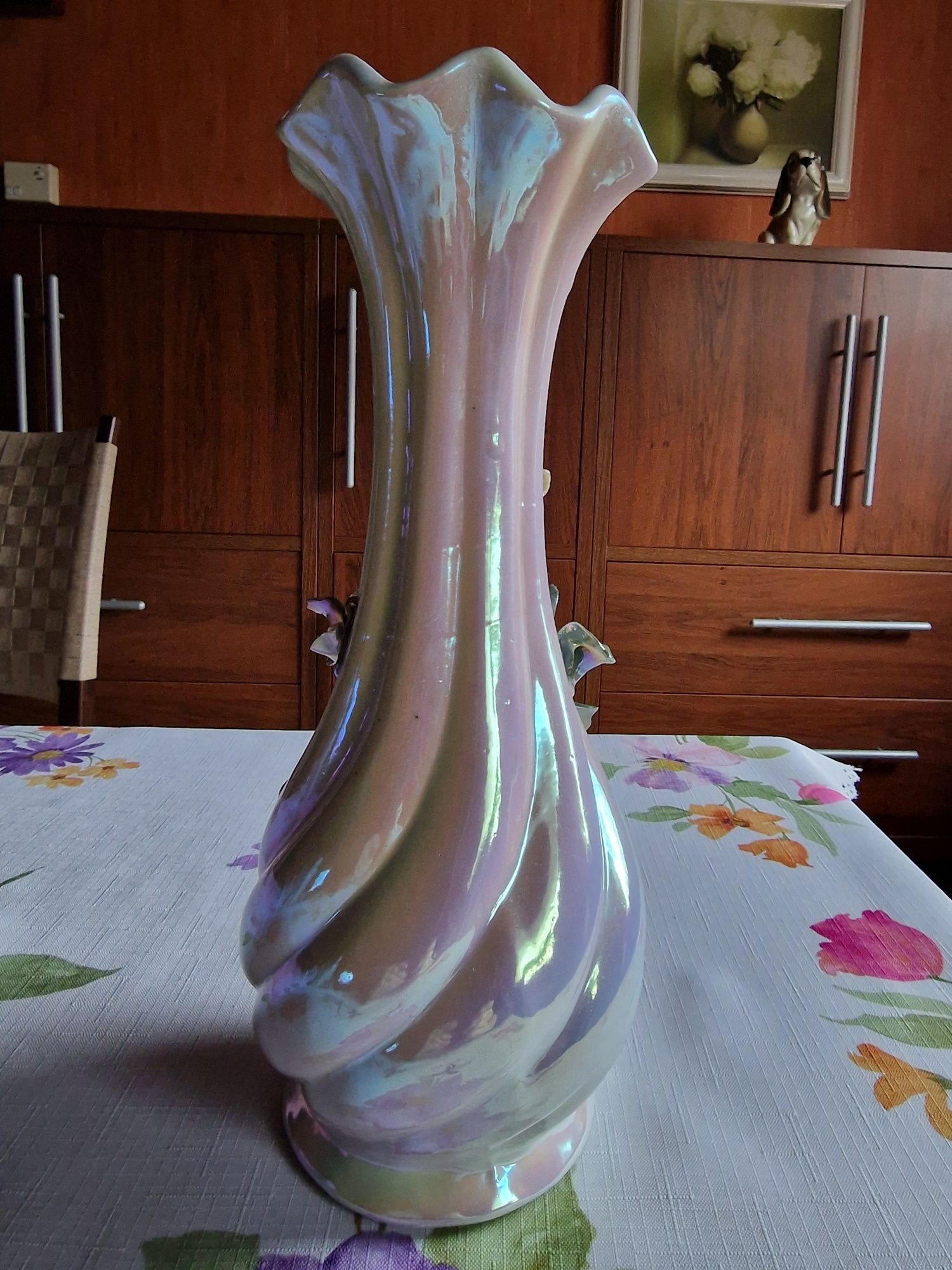 wazon z motywem kwiatowym