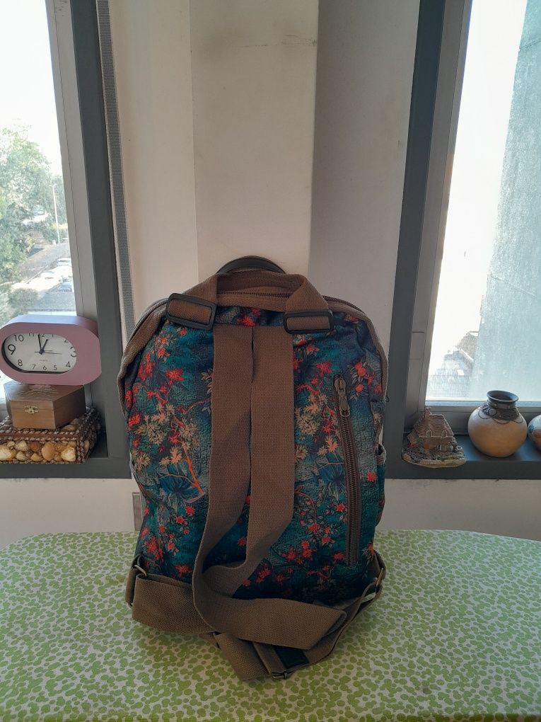 Vendo Mochila de Senhora muito bonita como nova
