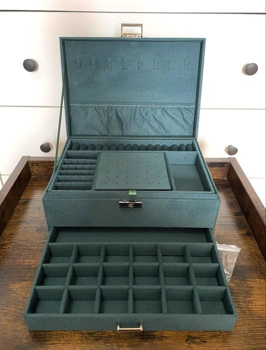 Elegancki zielony kuferek na biżuterię z zamknięciem na klucz