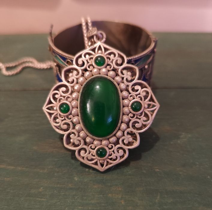 Pulseira e pendente em esmalte e Jade. Valor individual