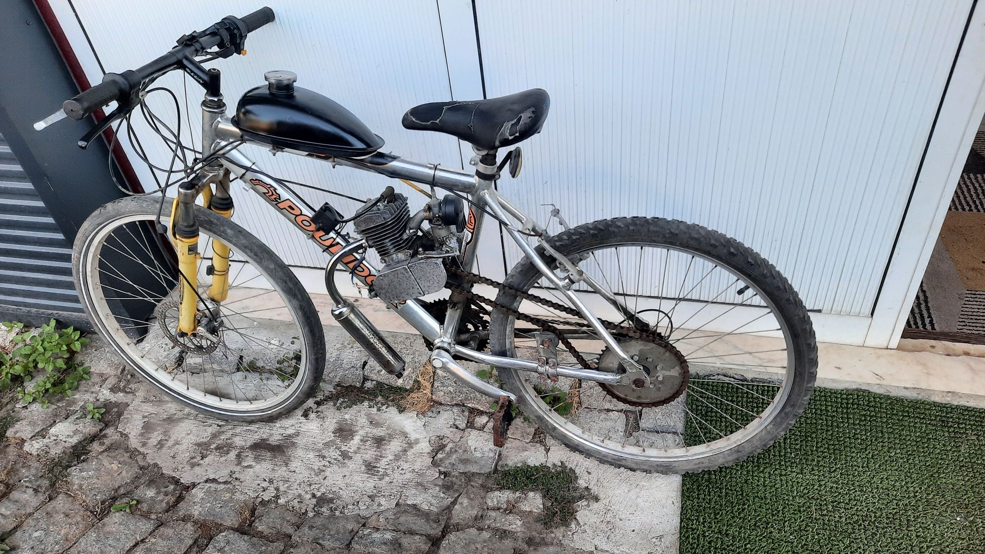 Bicicleta com motor adaptado
