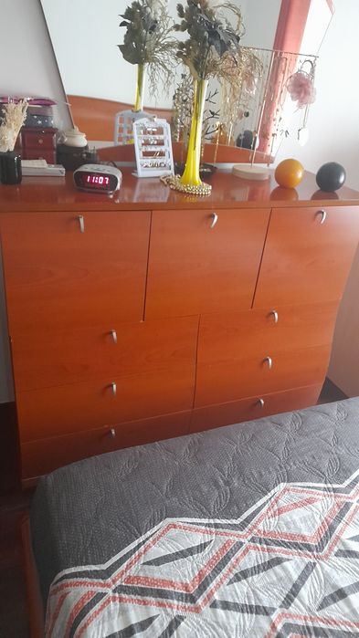 Cama elevatória com colchão mesinhas de cabeceira e comoda