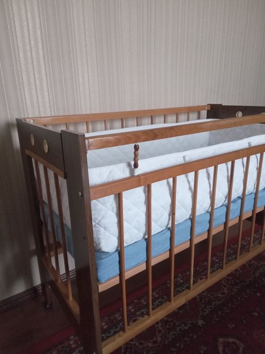 Дитяче  ліжечко.