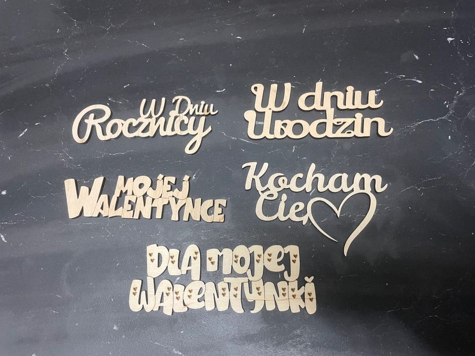 Dekoracje grawerowane, cięcie, napisy okolicznościowe, ozdoby,