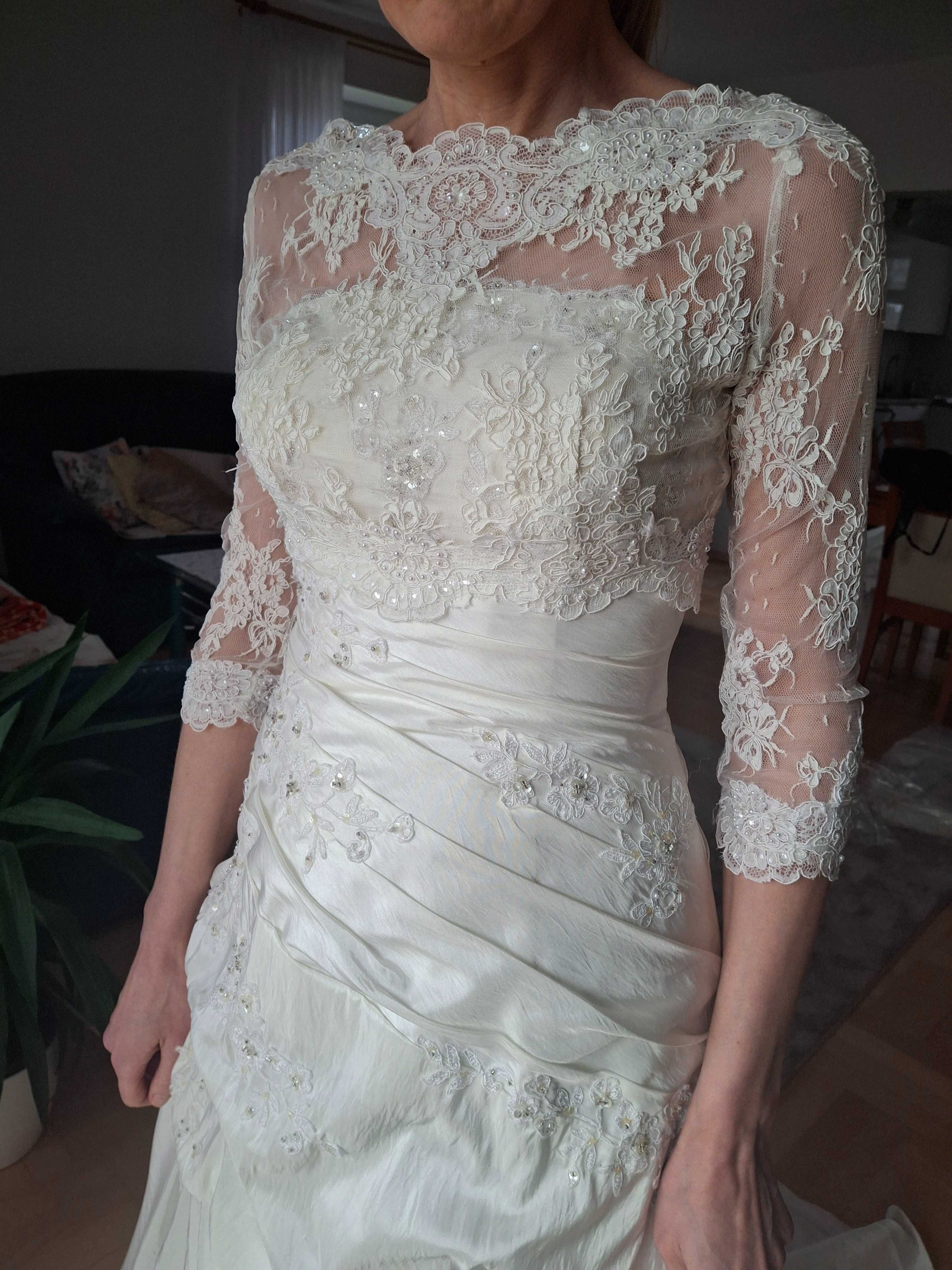 Suknia ślubna hiszpańskiej marki Fara Sposa