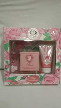 Conjunto de produtos feito à base de rosas.