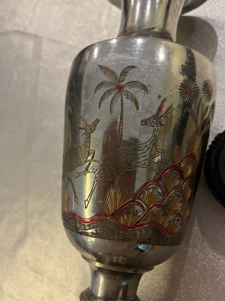 2 jarras indianas  grandes de metal bordado