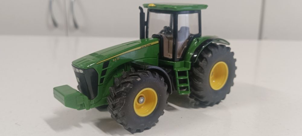 Trator Siku escala 1/50