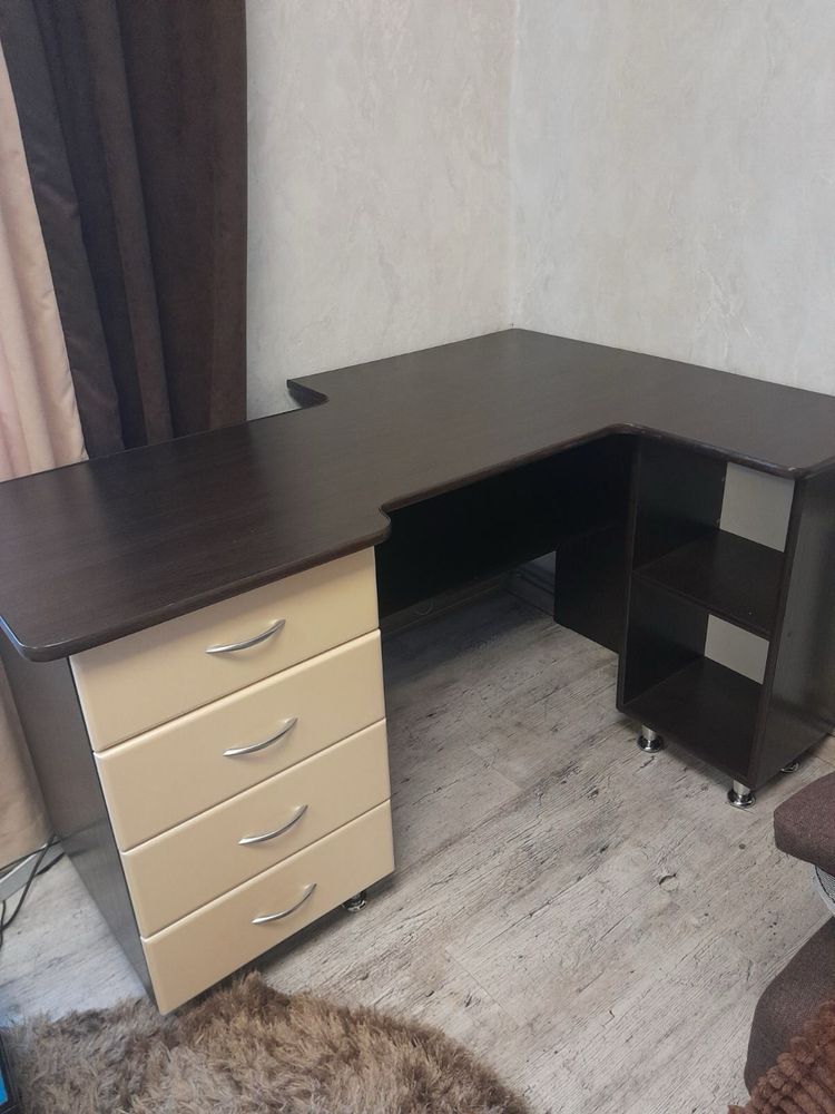 Письмовий великий стіл