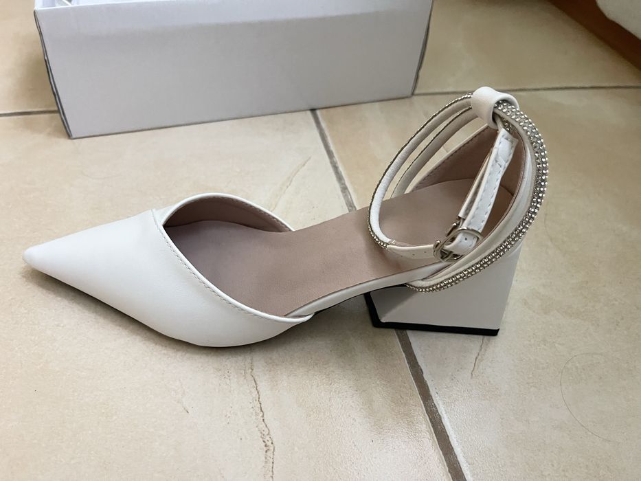 Туфлі жіночі, білого кольору