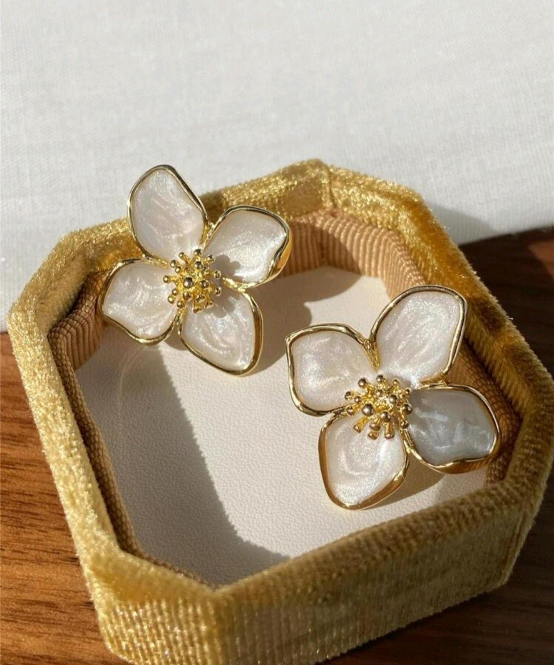 Kolczyki sztyfty kwiaty białe perłowe ze złotym
