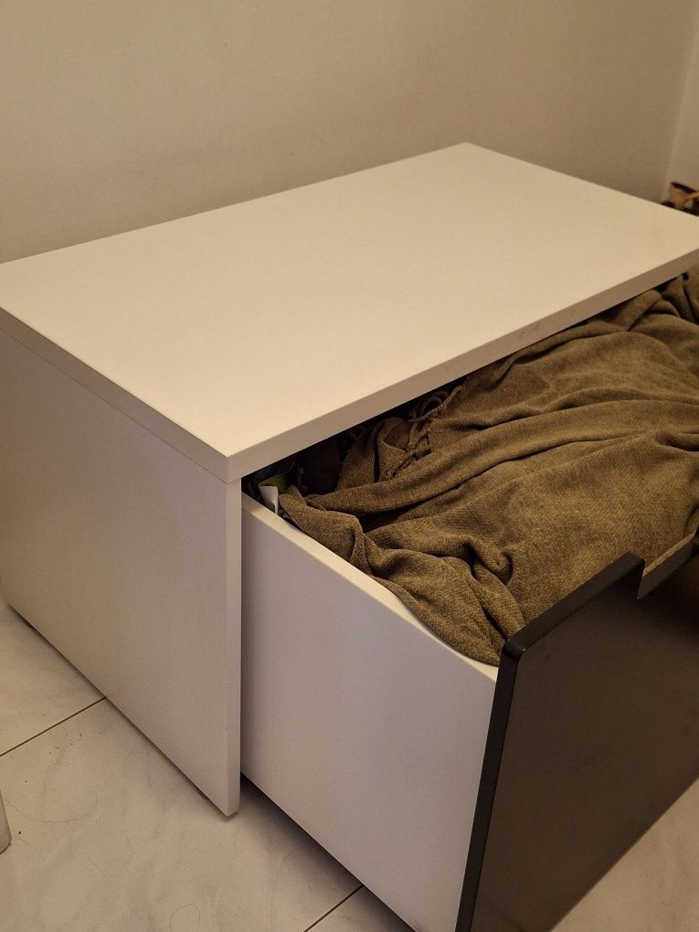 Baú de arrumação IKEA, em branco e porta em preto