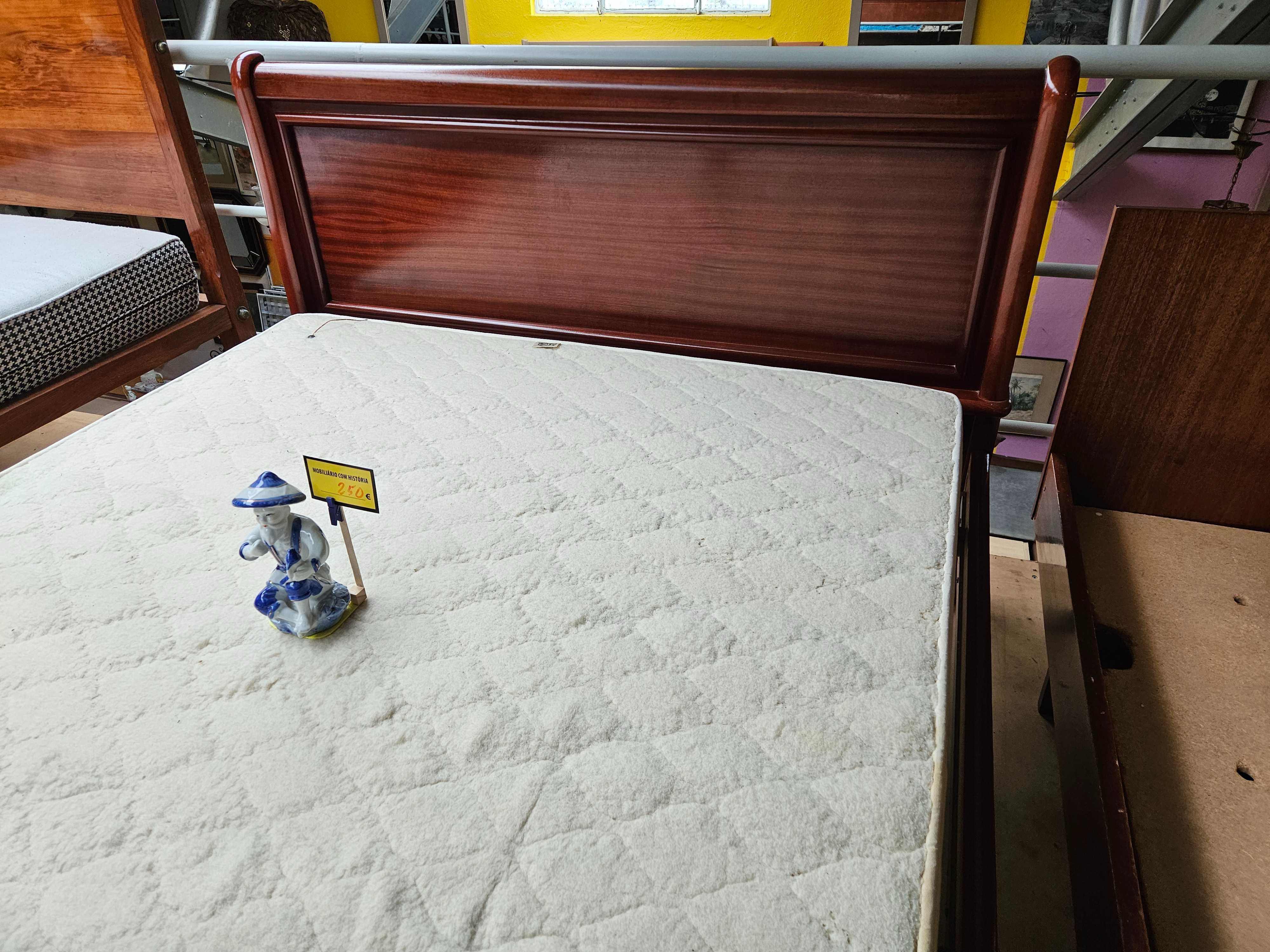 Excelente cama em madeira com estrado e colchão - Muito bo