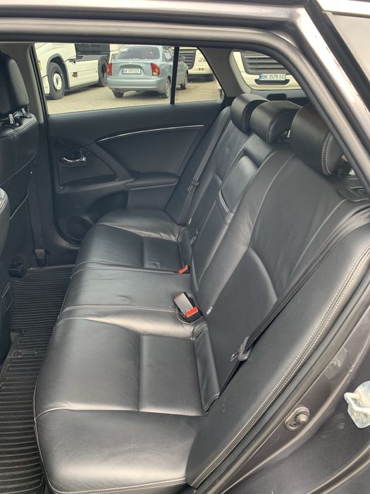 Toyota Avensis 2011 рік