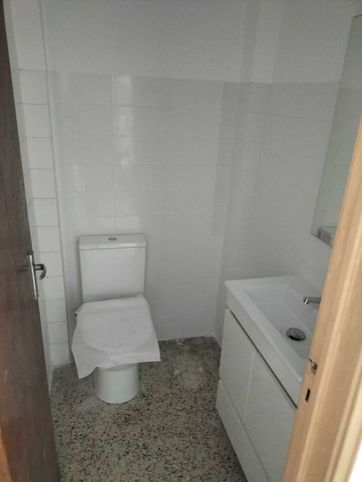 Loja sobranceira sobre a via pública