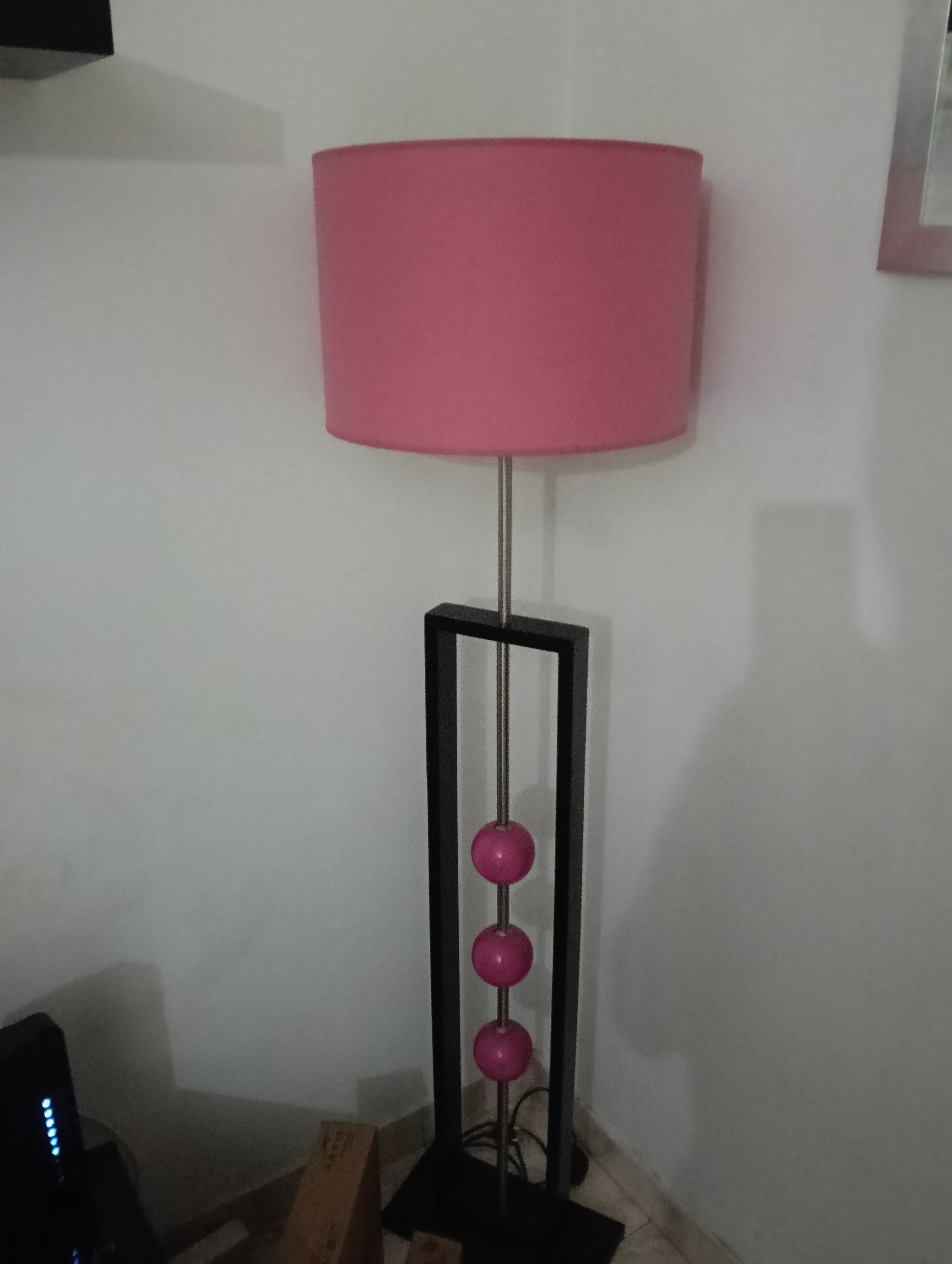 Candeeiro de pé alto