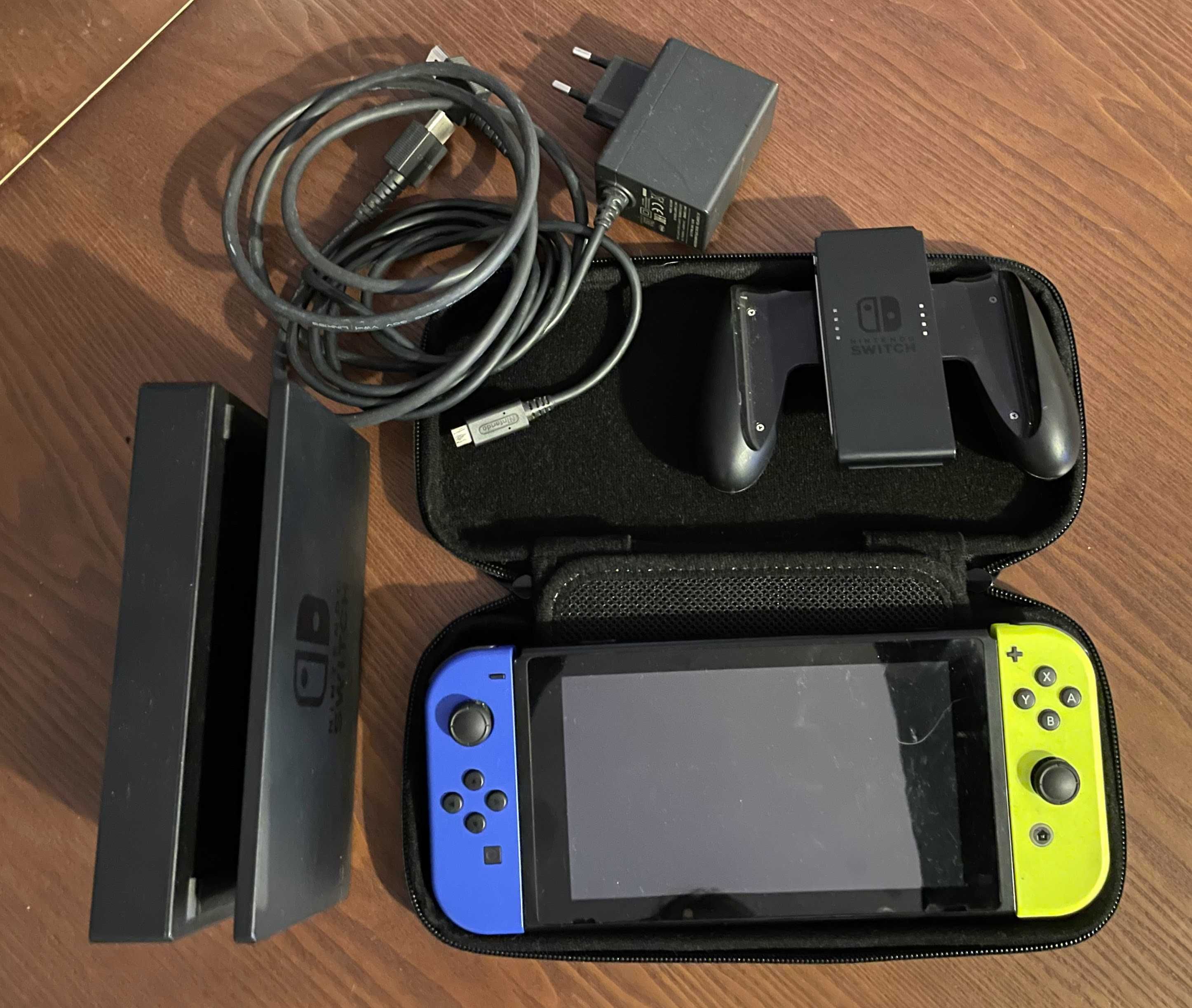 Nintendo Switch com comando Azul / Amarelo