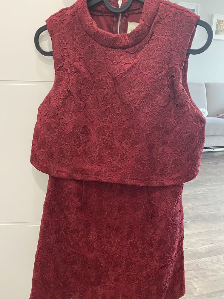 Sukienka Lavish Alice, bordowa koronkowa, odcinana pod biustem