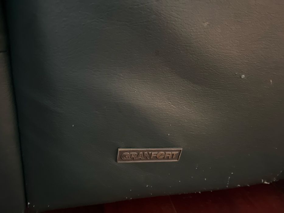 Sofa de couro verde escuro