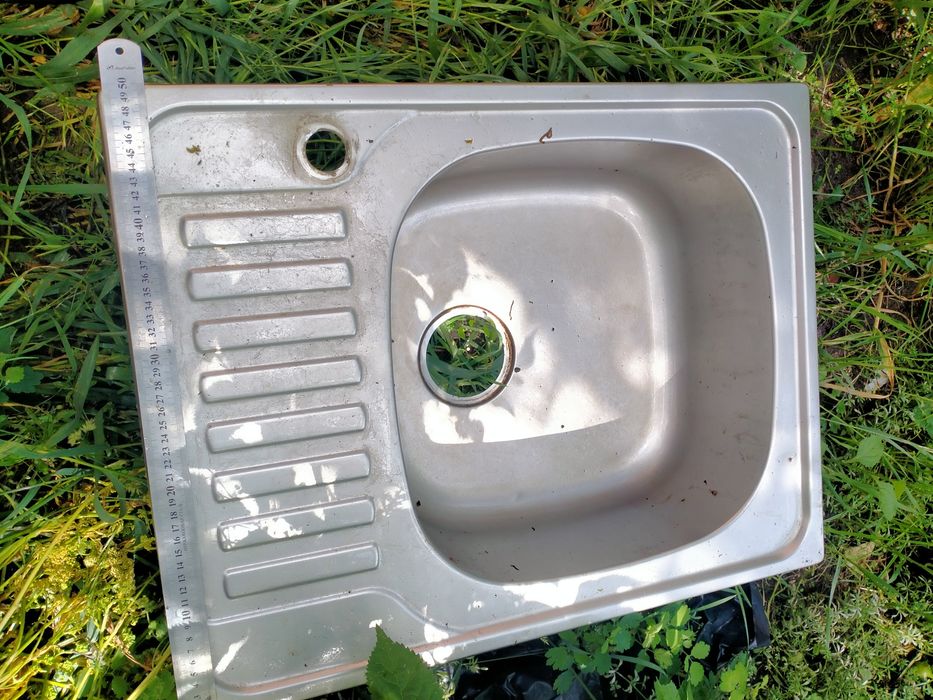 Продам мойки нер жавенчные 2-е шт одна размер 78* 50 другая 50*64 перв