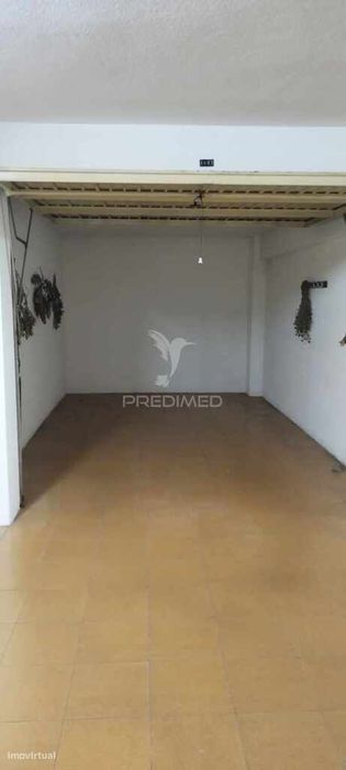 Garagem no Topo do Bairro da Eira