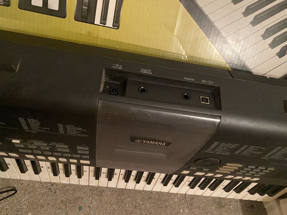 Keyboard Yamaha PSR E423