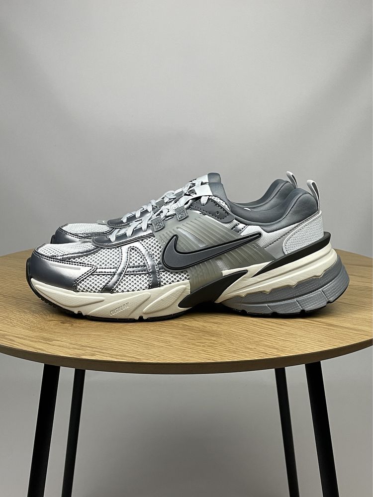 Кросівки Nike V2K Run (EU 44) оригінал сірі чоловічі FD0736-003