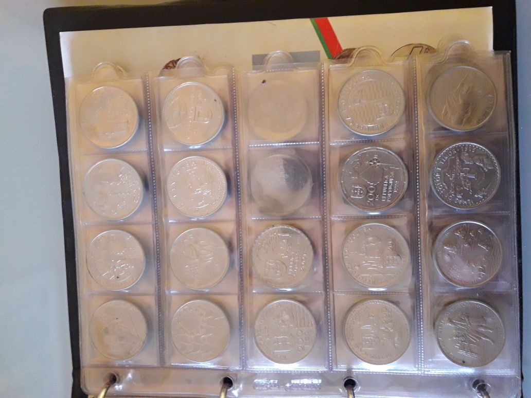 Várias moedas em escudo