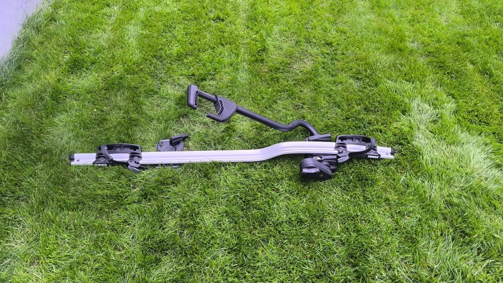 Bagażnik dachowy Thule 598 + belki Thule WingBar 961 + stopy Thule 757