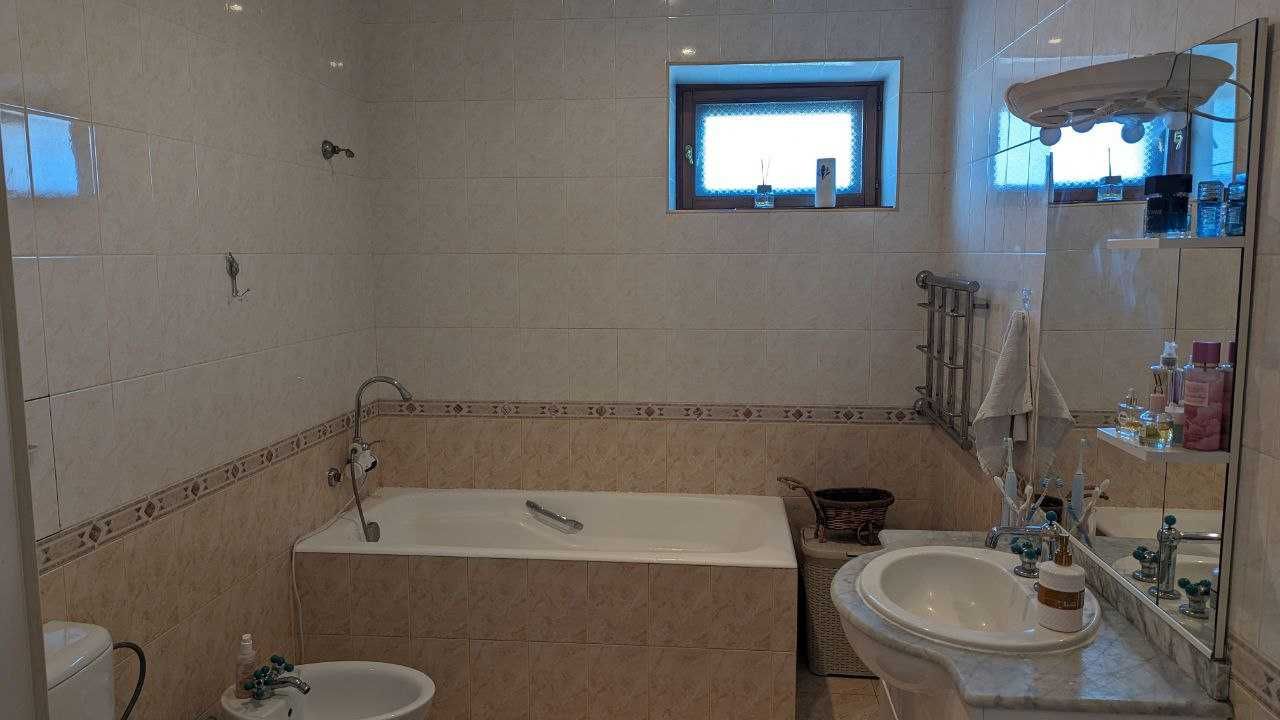 Продається добротний будинок в Центрі! Для великої родини
